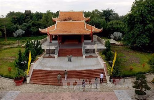 Du khách tham quan Khu tưởng niệm Bác Hồ. Ảnh: An Hiếu – TTXVN Du khách tham quan Khu tưởng niệm Bác Hồ. Ảnh: An Hiếu – TTXVN