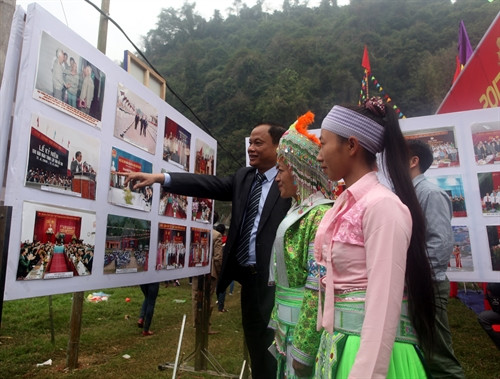 Du khách tham quan triển lãm ảnh về tỉnh Bắc Kạn