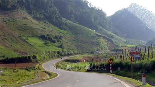 Một góc cua trên tuyến Quốc lộ 6 đoạn qua huyện Vân Hồ. Ảnh: Hữu Quyết - TTXVN Một góc cua trên tuyến Quốc lộ 6 đoạn qua huyện Vân Hồ. Ảnh: Hữu Quyết - TTXVN