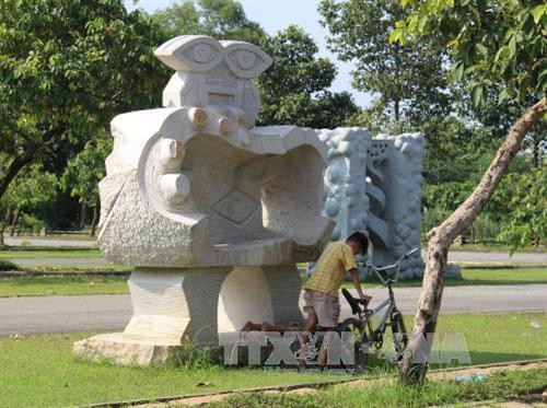 Trẻ em hồn nhiên nằm nghỉ ngay trong lòng tượng, thuộc Công viên Văn hóa Lịch sử Dân tộc, quận 9. Ảnh: Gia Thuận – TTXVN Trẻ em hồn nhiên nằm nghỉ ngay trong lòng tượng, thuộc Công viên Văn hóa Lịch sử Dân tộc, quận 9. Ảnh: Gia Thuận – TTXVN