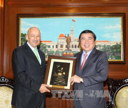 Chủ tịch UBND Thành phố Hồ Chí Minh Nguyễn Thành Phong tặng quà nguyên Tổng thống Mexico Carlos Salinas de Gortari. Ảnh: Thanh Vũ – TTXVN