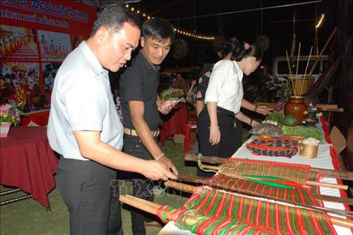 Biểu diễn hát múa tập thể trong ngày khai mạc. Ảnh: K GỬIH -TTXVN Trao cờ lưu niệm cho các đoàn tham dự liên hoan trong lễ khai mạc. Ảnh: K GỬIH -TTXVN Đại biểu tham quan các gian trưng bày sản phẩm dân tộc truyền thống trong ngày khai mạc. Ảnh: K GỬIH -TTXVN Biểu diễn múa dân tộc truyền thống trong ngày khai mạc. Ảnh: K GỬIH -TTXVN Biểu diễn hát múa tập thể trong ngày khai mạc. Ảnh: K GỬIH -TTXVN Trao cờ lưu niệm cho các đoàn tham dự liên hoan trong lễ khai mạc. Ảnh: K GỬIH -TTXVN Đại biểu tham quan các gian trưng bày sản phẩm dân tộc truyền thống trong ngày khai mạc. Ảnh: K GỬIH -TTXVN Biểu diễn múa dân tộc truyền thống trong ngày khai mạc. Ảnh: K GỬIH -TTXVN