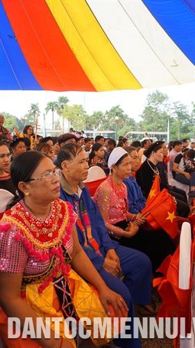 Đông đảo đồng bào các dân tộc tham dự Lễ khai mạc