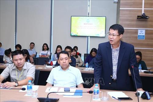 Đại diện nhà mạng Vinaphone trả lời câu hỏi của phóng viên báo, đài. Ảnh: Minh Quyết – TTXVN Đại diện nhà mạng Vinaphone trả lời câu hỏi của phóng viên báo, đài. Ảnh: Minh Quyết – TTXVN