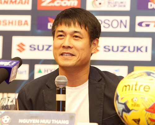 HLV trưởng đội tuyển Việt Nam Nguyễn Hữu Thắng trả lời các câu hỏi của phóng viên quốc tế. Ảnh: Quốc Khánh - TTXVN HLV trưởng đội tuyển Việt Nam Nguyễn Hữu Thắng trả lời các câu hỏi của phóng viên quốc tế. Ảnh: Quốc Khánh - TTXVN