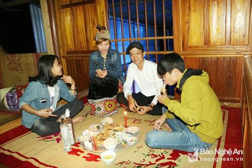 Rước dâu lúc nửa đêm là tục lệ lâu đời của người Thái ở huyện Con Cuông (Nghệ An). Dẫu vậy thì ngày nay, tục lệ đã mang sắc màu mới. Đó là vẫn rước dâu trong đêm nhưng đã có xe hoa, xe máy, sự kiện trọng đại này ở những bản người Thái vùng cao. Trong ảnh là lễ rước dâu lúc nửa đêm của một đám cưới ở bản Đình, xã Chi Khê (Con Cuông). Ảnh: Hữu Vi Như lệ thường, ông bà mối là nhân vật quan trọng của lễ cưới. Họ đóng vai trò là "trọng tài" trong những cuộc thương thuyết xin dâu ở nhà gái. Về sau, ông bà mối được đôi vợ chồng trẻ xem như cha mẹ đẻ. Trong ảnh là người phụ nữ tên An - người được gia đình chú rể chọn làm bà mối cho đám cưới ở bản Đình, xã Chi Khê (Con Cuông). Ảnh: Hữu Vi Khi nghe tiếng chiêng vang lên từ ngoài bản báo hiệu cô dâu đã ở rất gần, đoàn nhà trai thắp đuốc ra rước vào nhà. Ảnh: Hữu Vi Khi xe hoa tắt máy, mở cửa, bà mối đã bật ứng dụng đèn pin trên điện thoại để chàng rể và nàng dâu nhìn rõ đường và dắt nhau vào nhà. Ảnh: Hữu Vi Nắm tay con dâu, dẫn vào buồng cưới là cử chỉ thân thương của mẹ chồng trong đêm đón rước. Ảnh: Hữu Vi Trong một đám cưới khác ở cùng bản, cô dâu trước khi bước lên cầu thang được gia đình nhà chồng làm nghi thức "rửa chân". Đây cũng là tục lệ truyền đời của cộng đồng người Thái ở huyện Con Cuông. Ảnh: Hữu Vi Đôi tân lang, tân nương cùng một cặp bạn trẻ ăn chung bữa cơm trước khi động phòng. Ảnh: Hữu Vi Rước dâu lúc nửa đêm là tục lệ lâu đời của người Thái ở huyện Con Cuông (Nghệ An). Dẫu vậy thì ngày nay, tục lệ đã mang sắc màu mới. Đó là vẫn rước dâu trong đêm nhưng đã có xe hoa, xe máy, sự kiện trọng đại này ở những bản người Thái vùng cao. Trong ảnh là lễ rước dâu lúc nửa đêm của một đám cưới ở bản Đình, xã Chi Khê (Con Cuông). Ảnh: Hữu Vi Như lệ thường, ông bà mối là nhân vật quan trọng của lễ cưới. Họ đóng vai trò là "trọng tài" trong những cuộc thương thuyết xin dâu ở nhà gái. Về sau, ông bà mối được đôi vợ chồng trẻ xem như cha mẹ đẻ. Trong ảnh là người phụ nữ tên An - người được gia đình chú rể chọn làm bà mối cho đám cưới ở bản Đình, xã Chi Khê (Con Cuông). Ảnh: Hữu Vi Khi nghe tiếng chiêng vang lên từ ngoài bản báo hiệu cô dâu đã ở rất gần, đoàn nhà trai thắp đuốc ra rước vào nhà. Ảnh: Hữu Vi Khi xe hoa tắt máy, mở cửa, bà mối đã bật ứng dụng đèn pin trên điện thoại để chàng rể và nàng dâu nhìn rõ đường và dắt nhau vào nhà. Ảnh: Hữu Vi Nắm tay con dâu, dẫn vào buồng cưới là cử chỉ thân thương của mẹ chồng trong đêm đón rước. Ảnh: Hữu Vi Trong một đám cưới khác ở cùng bản, cô dâu trước khi bước lên cầu thang được gia đình nhà chồng làm nghi thức "rửa chân". Đây cũng là tục lệ truyền đời của cộng đồng người Thái ở huyện Con Cuông. Ảnh: Hữu Vi Đôi tân lang, tân nương cùng một cặp bạn trẻ ăn chung bữa cơm trước khi động phòng. Ảnh: Hữu Vi