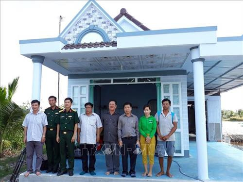 Trao nhà tình thương cho hộ nghèo xã Phong Đông. Ảnh: Lê Sen - TTXVN Trao nhà tình thương cho hộ nghèo xã Phong Đông. Ảnh: Lê Sen - TTXVN