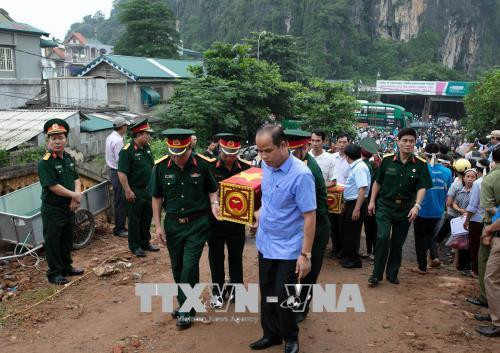 Quang cảnh lễ đón hài cốt liệt sỹ tại huyện Tân Lạc, Hòa Bình. Ảnh: TTXVN phát Quang cảnh lễ đón hài cốt liệt sỹ tại huyện Tân Lạc, Hòa Bình. Ảnh: TTXVN phát