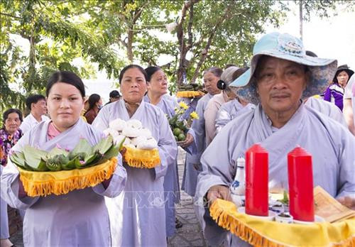 Người dân thành tâm mang lễ vật đến cúng Thiên Y Thánh Mẫu Ana. Ảnh: Tiên Minh - TTXVN