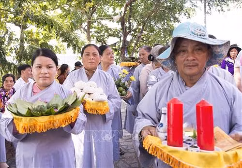 Người dân thành tâm mang lễ vật đến cúng Thiên Y Thánh Mẫu Ana. Ảnh: Tiên Minh - TTXVN