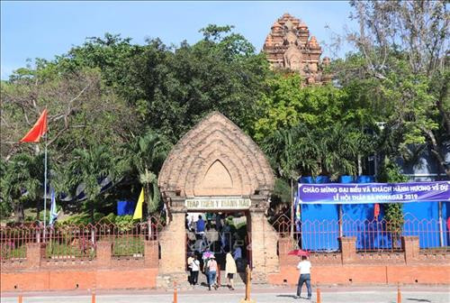 Phía trước Khu di tích Tháp Bà Ponagar. Ảnh: Tiên Minh - TTXVN