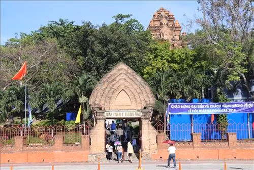 Phía trước Khu di tích Tháp Bà Ponagar. Ảnh: Tiên Minh - TTXVN