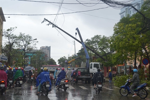 Cột điện trước cổng trường Đại học Y dược Thái Bình bị đổ gục. Cột điện trước cổng trường Đại học Y dược Thái Bình bị đổ gục.