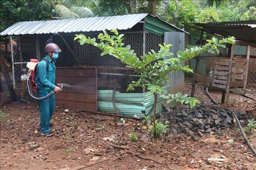 Cán bộ Trung tâm Y tế huyện Bù Gia Mập phun thuốc tại các hộ dân. Ảnh: K GỬIH - TTXVN Cán bộ Trung tâm Y tế huyện Bù Gia Mập phun thuốc tại các hộ dân. Ảnh: K GỬIH - TTXVN