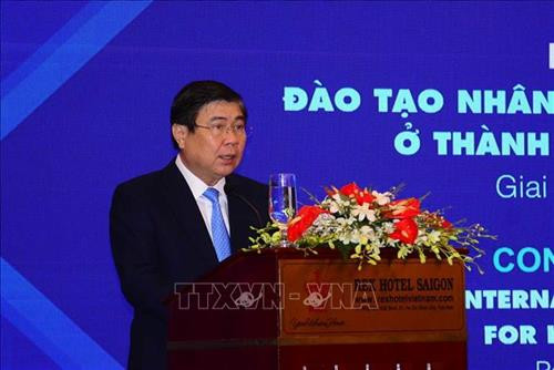 Chủ tịch UBND Thành phố Hồ Chí Minh Nguyễn Thành Phong phát biểu tại hội thảo. Ảnh: Thanh Vũ – TTXVN