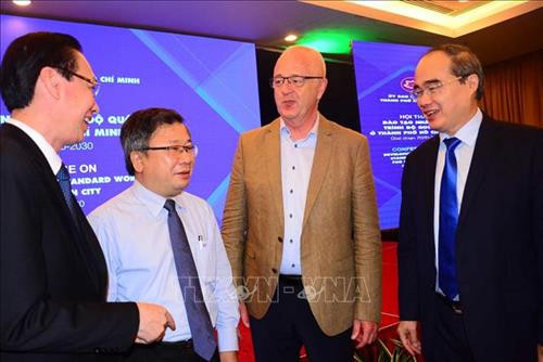 Bí thư Thành ủy Thành phố Hồ Chí Minh Nguyễn Thiện Nhân với các chuyên gia, doanh nghiệp, nhà nghiên cứu trong lĩnh vực giáo dục và đào tạo tại hội thảo. Ảnh: Thanh Vũ – TTXVN