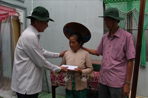 Đoàn công tác trao tiền hỗ trợ cho các hộ dân bị thiệt hại bởi dông lốc ở Hậu Giang. Ảnh: Hồng Thái - TTXVN Đoàn công tác trao tiền hỗ trợ cho các hộ dân bị thiệt hại bởi dông lốc ở Hậu Giang. Ảnh: Hồng Thái - TTXVN