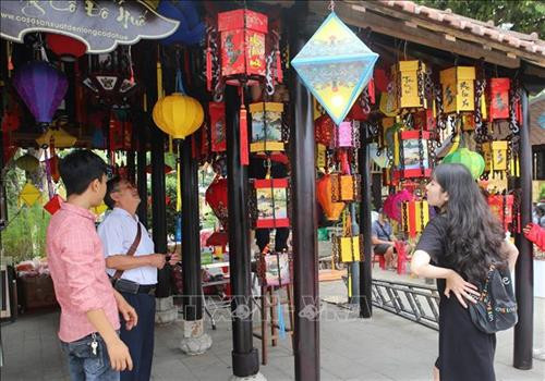 Không gian trưng bày, giới thiệu sản phẩm lồng đèn của Thừa Thiên-Huế. Ảnh: Hồ Cầu-TTXVN Không gian trưng bày, giới thiệu sản phẩm lồng đèn của Thừa Thiên-Huế. Ảnh: Hồ Cầu-TTXVN