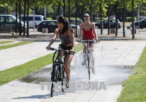 Nắng nóng gay gắt tại thủ đô Berlin, Đức ngày 3/8. Ảnh: THX/TTXVN Nắng nóng gay gắt tại thủ đô Berlin, Đức ngày 3/8. Ảnh: THX/TTXVN