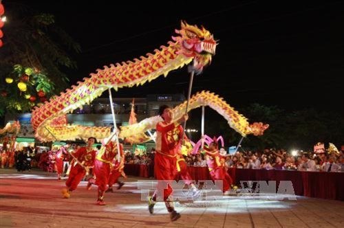 Các đoàn lân, sư, rồng biểu diễn tại Lễ hội Nguyên tiêu 2017. Ảnh: Phương Vy - TTXVN