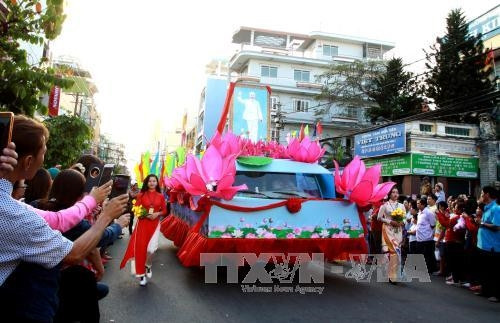 Xe hoa Sen mang ảnh chân dung Bác Hồ diễu hành qua các đường phố lớn của Quận 5. Ảnh: Phương Vy - TTXVN