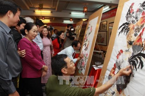 Lãnh đạo thành phố Hồ Chí Minh tham quan triển lãm tranh tại Lễ hội Nguyên tiêu 2017. Ảnh: Phương Vy - TTXVN