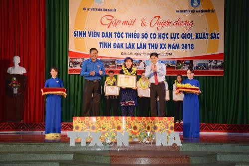 Tuyên dương sinh viên dân tộc Dao có thành tích học tập tốt. Ảnh: Hoài Thu – TTXVN
