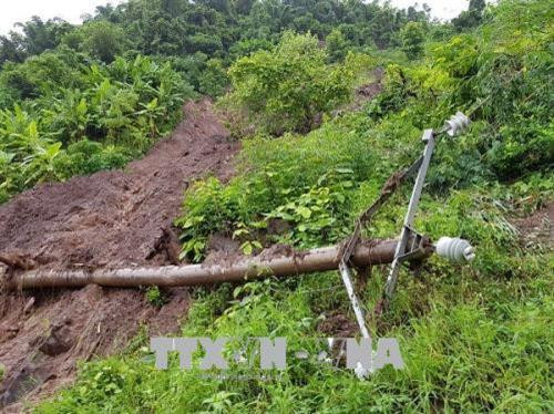 Mưa, lũ gây sạt lở làm ảnh hưởng hệ thống điện lưới ở Sơn La. Ảnh: TTXVN phát