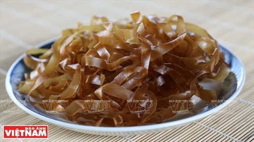 Linh hồn của món bánh đa cua là loại bánh đa đỏ tươi có sợi bánh mềm, dẻo, dai và thơm mùi bột gạo ngon.