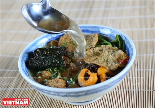 Nước dùng được chế biến từ cua nên có vị ngọt thanh tự nhiên, đậm đà.