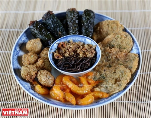 Để có được bát bánh đa thơm ngon thì không thể thiếu những nguyên liệu quan trọng như: chả lá lốt, chả cá, gạch cua, tôm nõn…