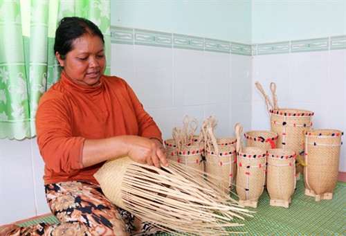 Bà Ka Ệp ngày càng tạo ra nhiều sản phẩm đẹp. Ảnh: N.Brừm