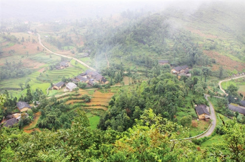 Bản Lô Lô Chải trong sương sớm. Ảnh TTXVN Bản Lô Lô Chải trong sương sớm. Ảnh TTXVN