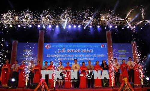 Lãnh đạo tỉnh Quảng Trị và Bộ Công thương và các đại biểu cắt băng khai mạc hội chợ. Ảnh: Trịnh Bang Nhiệm - TTXVVN Lãnh đạo tỉnh Quảng Trị và Bộ Công thương và các đại biểu cắt băng khai mạc hội chợ. Ảnh: Trịnh Bang Nhiệm - TTXVVN