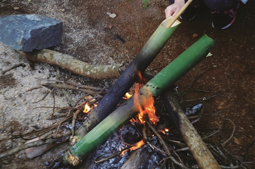 Khi nướng không được dựng ống lồ ô thẳng đứng mà phải để nghiêng trên lửa và quay tròn để canh chín đều