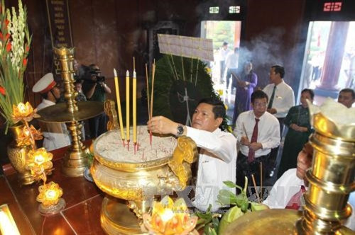 Các đồng chí lãnh đạo TP. Hồ Chí Minh dâng hoa, dâng hương Bác Hồ và các anh hùng liệt sĩ đã hy sinh vì sự nghiệp giải phóng dân tộc tại khu di tích Ngã Ba Giồng. Ảnh: Thanh Vũ-TTXVN