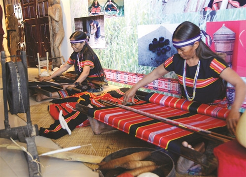 Người giẻ triêng ở làng đăk răng nổi tiếng với nghề dệt thổ cẩm