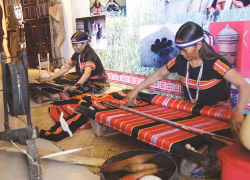 Người giẻ triêng ở làng đăk răng nổi tiếng với nghề dệt thổ cẩm