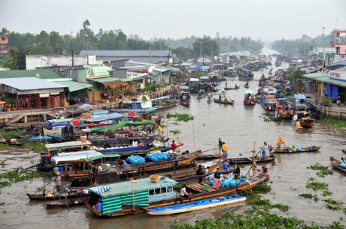 Quang cảnh chợ nổi Ngã Năm.
