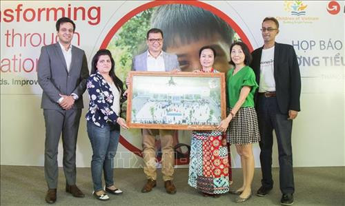 Quỹ MoneyGram và Tổ chức Children of Việt Nam trao tặng Công trình Trường tiểu học thôn Alua cho đại diện chính quyền địa phương ngày 30/8. Ảnh: Đinh Hằng – TTXVN Quỹ MoneyGram và Tổ chức Children of Việt Nam trao tặng Công trình Trường tiểu học thôn Alua cho đại diện chính quyền địa phương ngày 30/8. Ảnh: Đinh Hằng – TTXVN