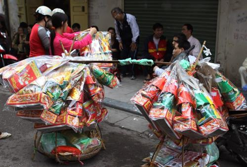 Từ lâu, người Việt Nam quen với việc đốt vàng mã với quan niệm “trần sao, âm vậy”. Ảnh: TTXVN Từ lâu, người Việt Nam quen với việc đốt vàng mã với quan niệm “trần sao, âm vậy”. Ảnh: TTXVN