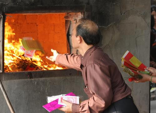 Giáo hội Phật giáo Việt Nam đề nghị bỏ tục đốt vàng mã. Ảnh: TTXVN Giáo hội Phật giáo Việt Nam đề nghị bỏ tục đốt vàng mã. Ảnh: TTXVN