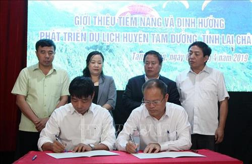 Chủ tịch UBND huyện Tam Đường Từ Hữu Hà ký kết bản ghi nhớ hợp tác phát triển với các doanh nghiệp, nhà đầu tư phát triển du lịch. Ảnh: Quý Trung – TTXVN Chủ tịch UBND huyện Tam Đường Từ Hữu Hà ký kết bản ghi nhớ hợp tác phát triển với các doanh nghiệp, nhà đầu tư phát triển du lịch. Ảnh: Quý Trung – TTXVN