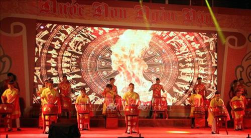 Một tiết mục văn nghệ chào mừng tại buổi lễ. Ảnh: Trịnh Bang Nhiệm - TTXVN Một tiết mục văn nghệ chào mừng tại buổi lễ. Ảnh: Trịnh Bang Nhiệm - TTXVN