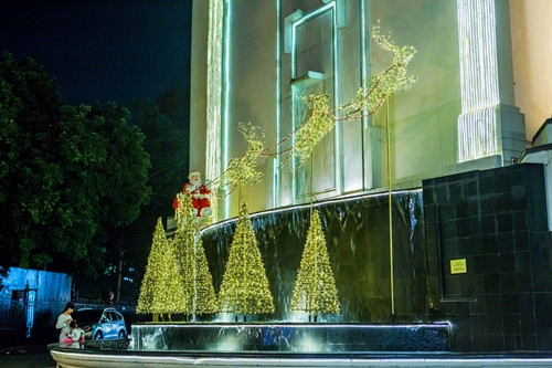 : Hình ảnh đàn Tuần lộc và cây thông Noel được trang trí rực rỡ trên phố Lê Thánh Tông đón Giáng sinh. : Hình ảnh đàn Tuần lộc và cây thông Noel được trang trí rực rỡ trên phố Lê Thánh Tông đón Giáng sinh.