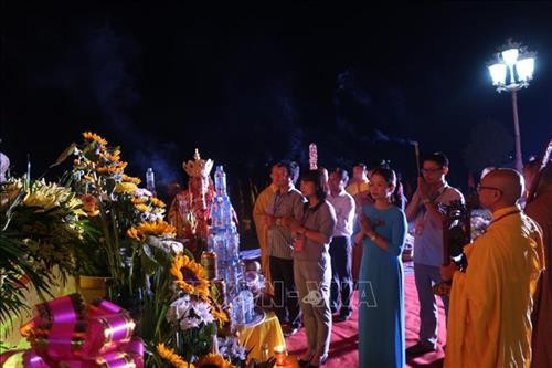 Các đại biểu dâng hương tại Lễ cầu an. Ảnh: Hiền Anh- TTXVN Các đại biểu dâng hương tại Lễ cầu an. Ảnh: Hiền Anh- TTXVN