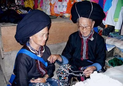 Phụ nữ dân tộc Dao Khâu trao đổi kinh nghiệm lựa chọn chỉ thêu.