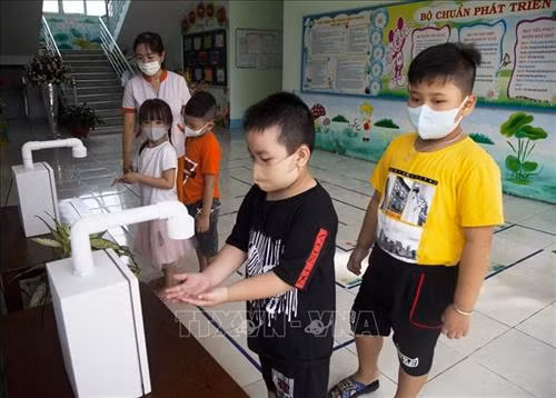 Các em Trường mầm non Bình Minh, phường Vĩnh Quang, thành phố Rạch Giá (Kiên Giang) rửa tay vệ sinh phòng, chống dịch COVID-19. Ảnh: Hồng Đạt - TTXVN