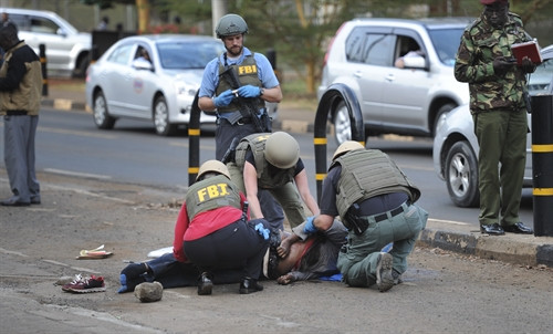 Cảnh sát điều tra tại hiện trường vụ tấn công bên ngoài Đại sứ quán Mỹ ở Nairobi ngày 27/10. AP/TTXVN