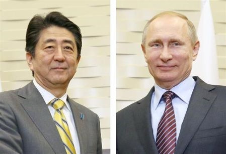 Thủ tướng Nhật Bản Shinzo Abe (trái) và Tổng thống Nga Vladimir Putin (phải). Kyodo/TTXVN